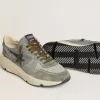Herren-Sneaker „Running Sole” aus hellblauem Nylon mit schwarzem Stern und grüner Lederlasche an der Ferse Herren-Sneaker „Running Sole” aus hellblauem Nylon mit schwarzem Stern und grüner Lederlasche an der Ferse