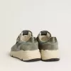 Herren-Sneaker „Running Sole” aus hellblauem Nylon mit schwarzem Stern und grüner Lederlasche an der Ferse Herren-Sneaker „Running Sole” aus hellblauem Nylon mit schwarzem Stern und grüner Lederlasche an der Ferse