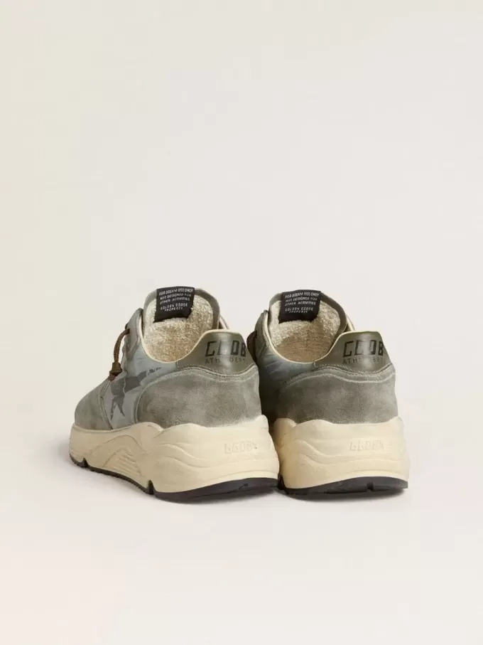 Herren-Sneaker „Running Sole” aus hellblauem Nylon mit schwarzem Stern und grüner Lederlasche an der Ferse Herren-Sneaker „Running Sole” aus hellblauem Nylon mit schwarzem Stern und grüner Lederlasche an der Ferse