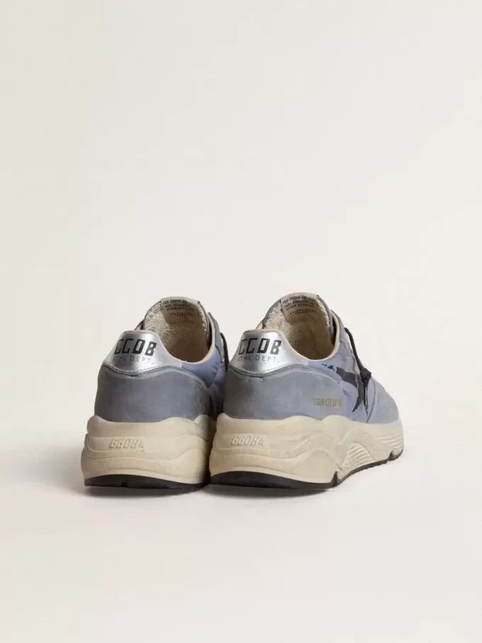 Herren-Sneaker „Running Sole” aus hellblauem Nylon und Nubukleder mit schwarzem Stern