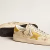 Herren-Sneaker Stardan aus beigem Leder mit honigfarbenem Nubuk-Stern und Fersenlasche Herren-Sneaker Stardan aus beigem Leder mit honigfarbenem Nubuk-Stern und Fersenlasche