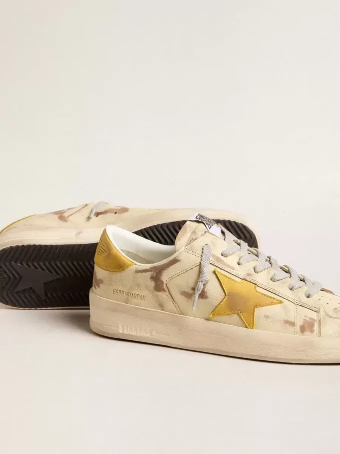 Herren-Sneaker Stardan aus beigem Leder mit honigfarbenem Nubuk-Stern und Fersenlasche Herren-Sneaker Stardan aus beigem Leder mit honigfarbenem Nubuk-Stern und Fersenlasche