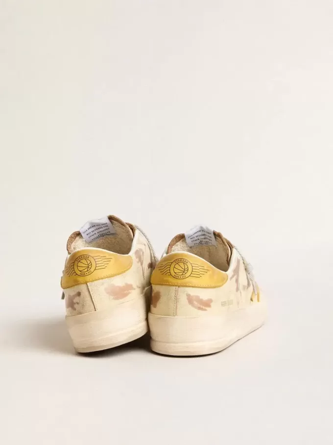 Herren-Sneaker Stardan aus beigem Leder mit honigfarbenem Nubuk-Stern und Fersenlasche Herren-Sneaker Stardan aus beigem Leder mit honigfarbenem Nubuk-Stern und Fersenlasche