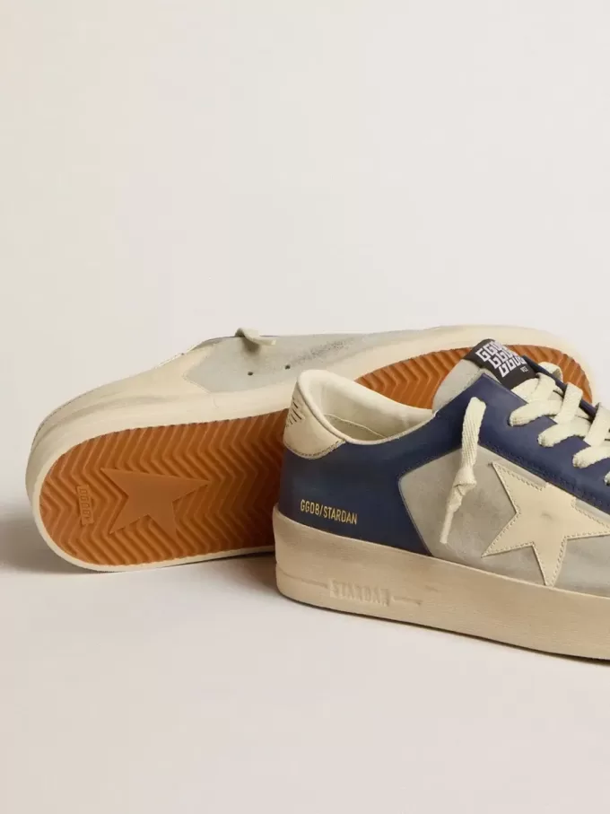 Herren-Sneaker Stardan aus grauem und blauem Leder mit cremefarbenem Stern und Fersenlasche Herren-Sneaker Stardan aus grauem und blauem Leder mit cremefarbenem Stern und Fersenlasche