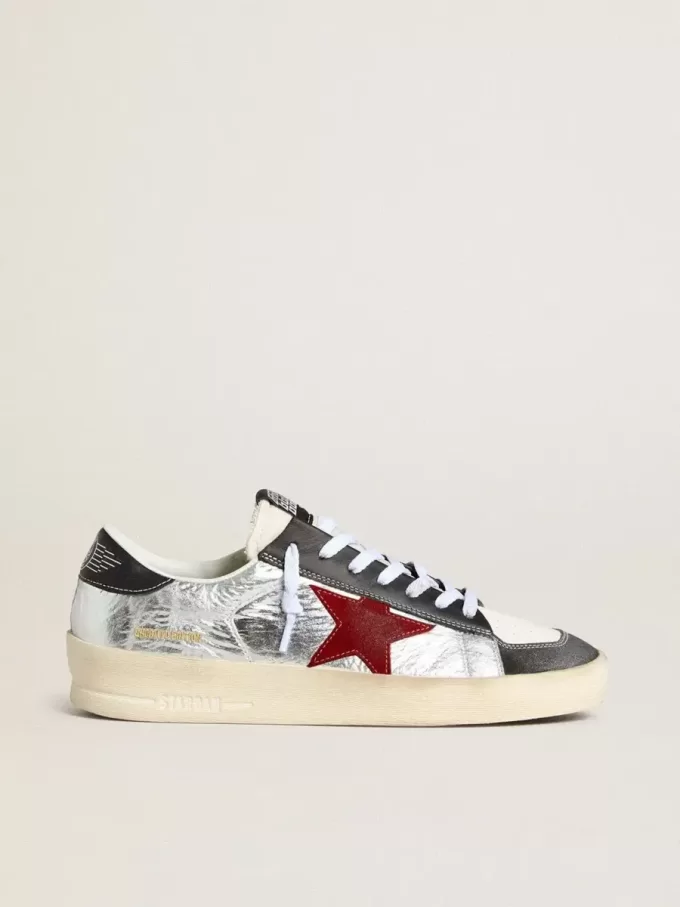Herren-Sneaker „Stardan” aus laminiertem silbernem Nylon mit burgunderrotem Wildlederstern