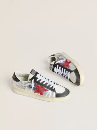 Herren-Sneaker „Stardan” aus laminiertem silbernem Nylon mit burgunderrotem Wildlederstern