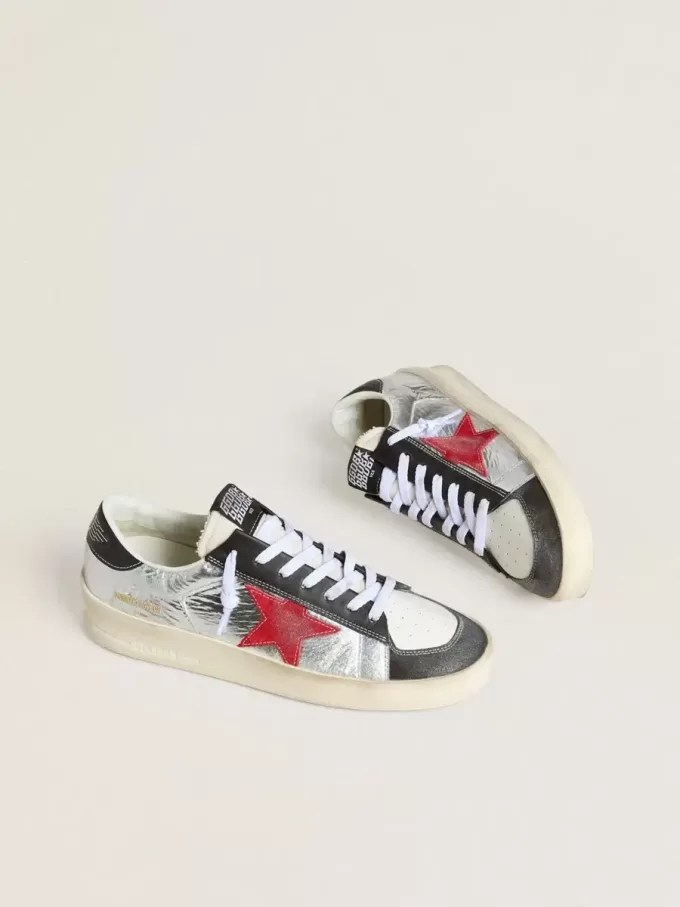 Herren-Sneaker „Stardan” aus laminiertem silbernem Nylon mit burgunderrotem Wildlederstern
