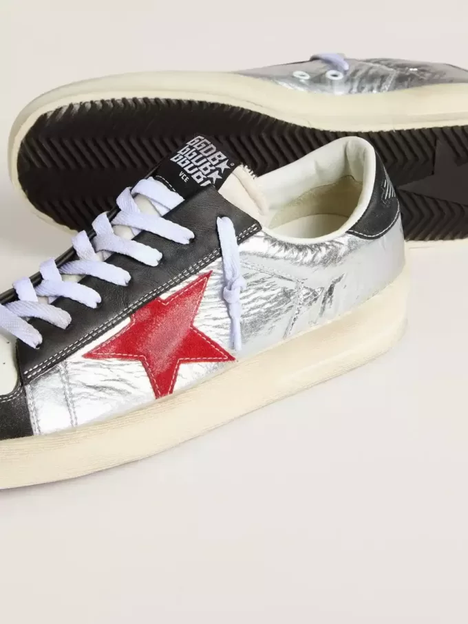 Herren-Sneaker „Stardan” aus laminiertem silbernem Nylon mit burgunderrotem Wildlederstern