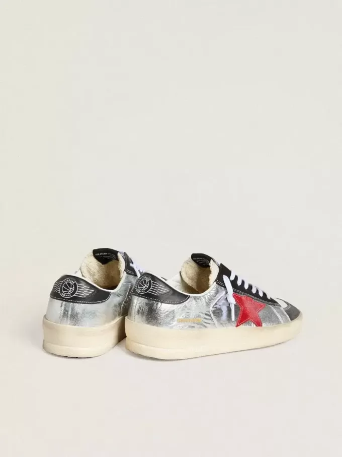Herren-Sneaker „Stardan” aus laminiertem silbernem Nylon mit burgunderrotem Wildlederstern