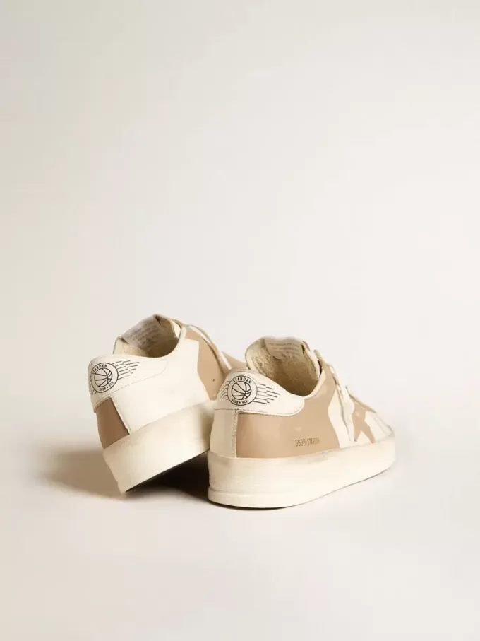 Herren-Sneaker Stardan aus weißem und beigem Leder mit beigem Stern und weißer Fersenlasche Herren-Sneaker Stardan aus weißem und beigem Leder mit beigem Stern und weißer Fersenlasche