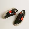 Herren-Sneaker Stardan LAB aus schwarzem und grünem Lackleder mit orangefarbenem Stern