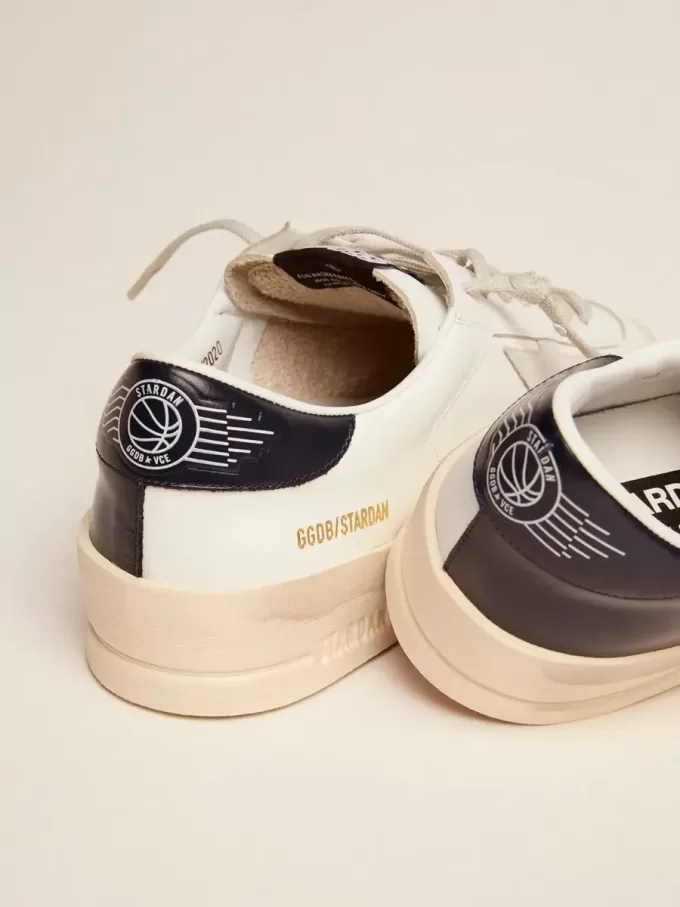 Herren-Sneaker Stardan mit Stern aus eisgrauem Wildleder und blau-marineblauer Fersenlasche