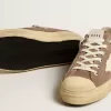Herren-Sneaker V-Star aus taubengrauem Wildleder mit weißem Nappalederstern Herren-Sneaker V-Star aus taubengrauem Wildleder mit weißem Nappalederstern