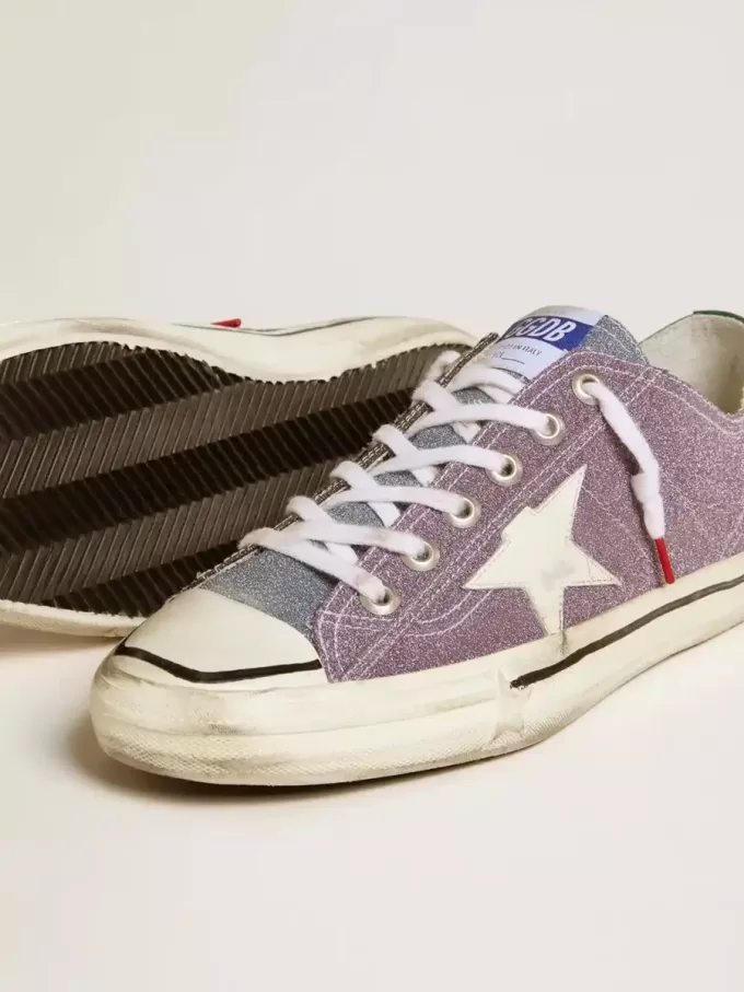 Herren-Sneaker V-Star LAB aus lila Leder und Glitzer mit weißem Stern und silberner Glitzerzunge Herren-Sneaker V-Star LAB aus lila Leder und Glitzer mit weißem Stern und silberner Glitzerzunge