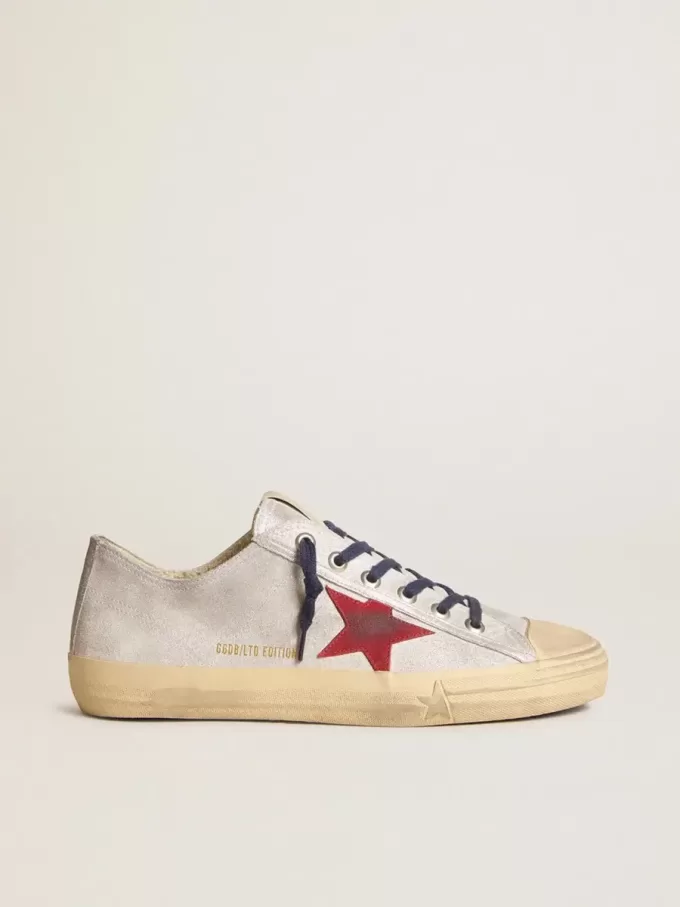 Herren-Sneaker V-Star LTD aus silbermetallischem Wildleder mit rotem Wildlederstern Herren-Sneaker V-Star LTD aus silbermetallischem Wildleder mit rotem Wildlederstern