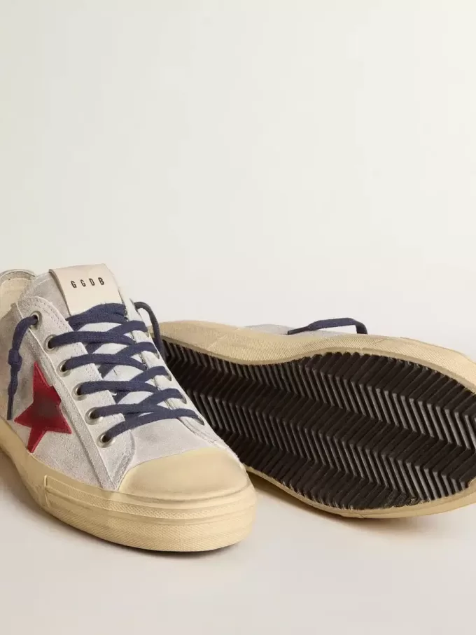 Herren-Sneaker V-Star LTD aus silbermetallischem Wildleder mit rotem Wildlederstern Herren-Sneaker V-Star LTD aus silbermetallischem Wildleder mit rotem Wildlederstern