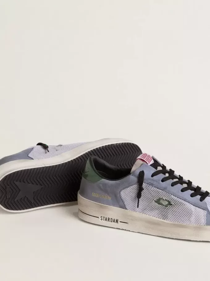 Herren-Stardan aus puderblauem Wildleder mit grünem Lederstern und Fersenlasche