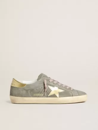 Herren-Super-Star aus grauem Wildleder mit goldfarbenem Metallstern und Fersenlasche