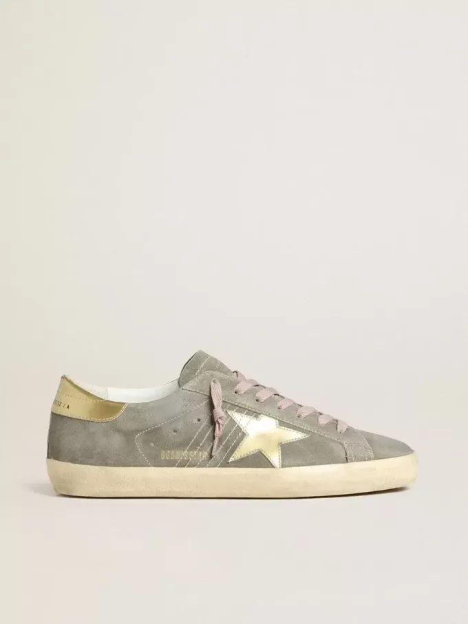 Herren-Super-Star aus grauem Wildleder mit goldfarbenem Metallstern und Fersenlasche