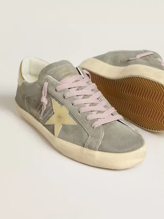Herren-Super-Star aus grauem Wildleder mit goldfarbenem Metallstern und Fersenlasche