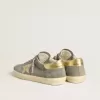 Herren-Super-Star aus grauem Wildleder mit goldfarbenem Metallstern und Fersenlasche