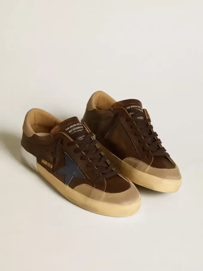 Herren-Super-Star aus Leder mit blauem Lederstern und beigem Nubuk-Fersenriemen Herren-Super-Star aus Leder mit blauem Lederstern und beigem Nubuk-Fersenriemen