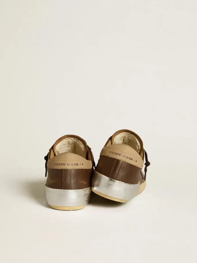 Herren-Super-Star aus Leder mit blauem Lederstern und beigem Nubuk-Fersenriemen Herren-Super-Star aus Leder mit blauem Lederstern und beigem Nubuk-Fersenriemen