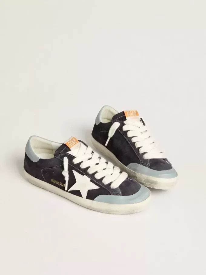 Herren-Super-Star aus mitternachtsblauem Wildleder mit weißem Lederstern und hellblauem Lederabsatz Herren-Super-Star aus mitternachtsblauem Wildleder mit weißem Lederstern und hellblauem Lederabsatz