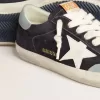Herren-Super-Star aus mitternachtsblauem Wildleder mit weißem Lederstern und hellblauem Lederabsatz Herren-Super-Star aus mitternachtsblauem Wildleder mit weißem Lederstern und hellblauem Lederabsatz