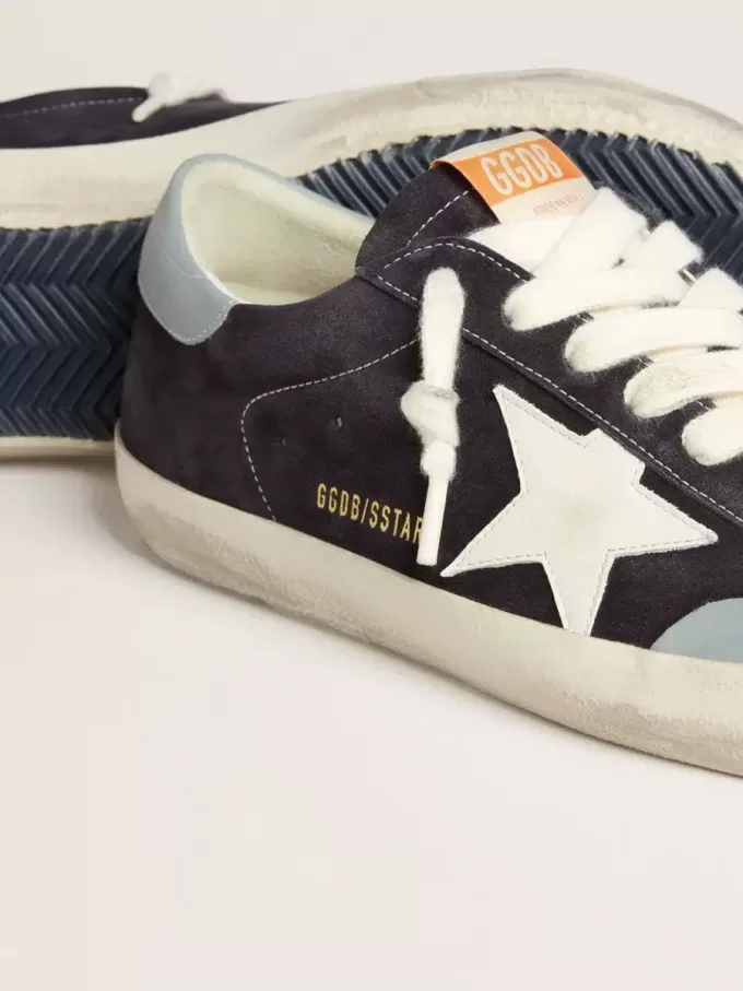 Herren-Super-Star aus mitternachtsblauem Wildleder mit weißem Lederstern und hellblauem Lederabsatz Herren-Super-Star aus mitternachtsblauem Wildleder mit weißem Lederstern und hellblauem Lederabsatz