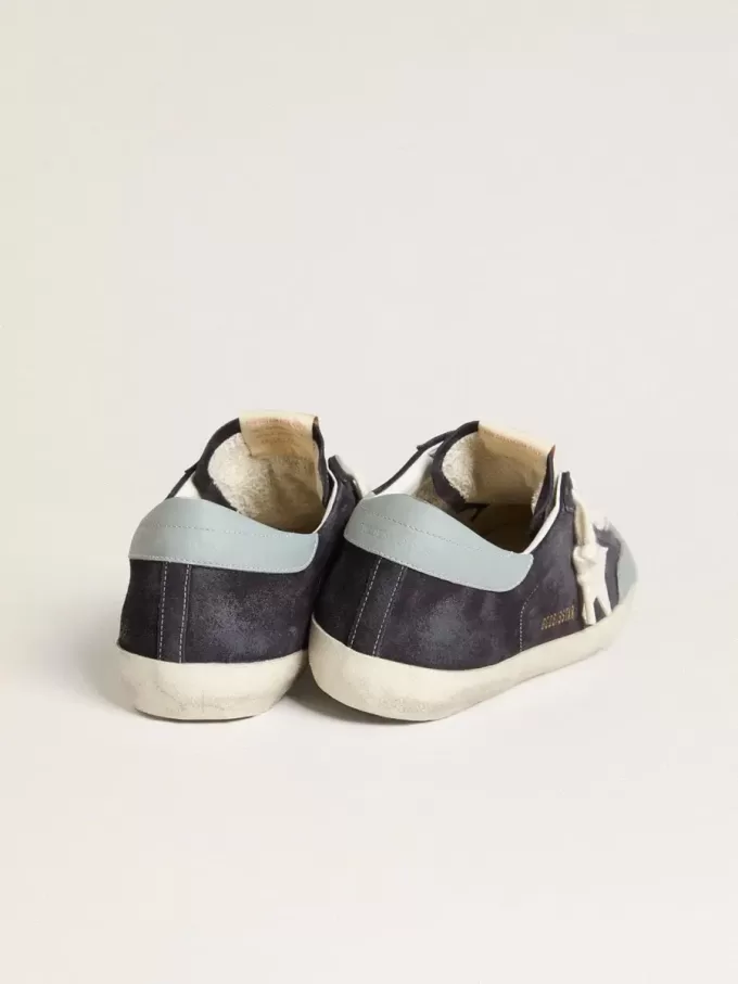 Herren-Super-Star aus mitternachtsblauem Wildleder mit weißem Lederstern und hellblauem Lederabsatz Herren-Super-Star aus mitternachtsblauem Wildleder mit weißem Lederstern und hellblauem Lederabsatz