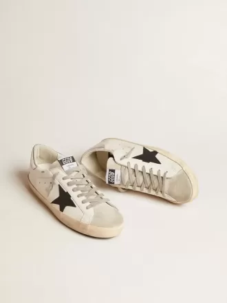 Herren-Super-Star aus weißem Leder mit schwarzem Nubuk-Stern und silbermetallischer Leder-Fersenlasche Herren-Super-Star aus weißem Leder mit schwarzem Nubuk-Stern und silbermetallischer Leder-Fersenlasche