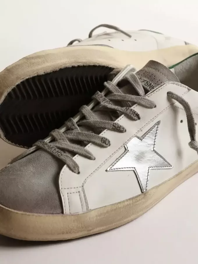 Herren-Super-Star aus weißem Leder mit silbernem Stern und grüner Fersenlasche