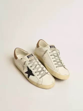 Herren-Superstar aus weißem Leder mit mitternachtsblauem Canvas-Stern und tabakfarbenem Leder-Fersenriemen