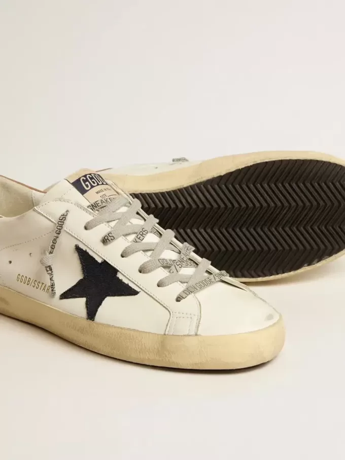 Herren-Superstar aus weißem Leder mit mitternachtsblauem Canvas-Stern und tabakfarbenem Leder-Fersenriemen