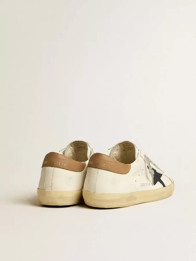 Herren-Superstar aus weißem Leder mit mitternachtsblauem Canvas-Stern und tabakfarbenem Leder-Fersenriemen