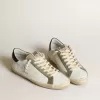 Herren-Superstar mit perforiertem Stern und blauer Fersenlasche Herren-Superstar mit perforiertem Stern und blauer Fersenlasche