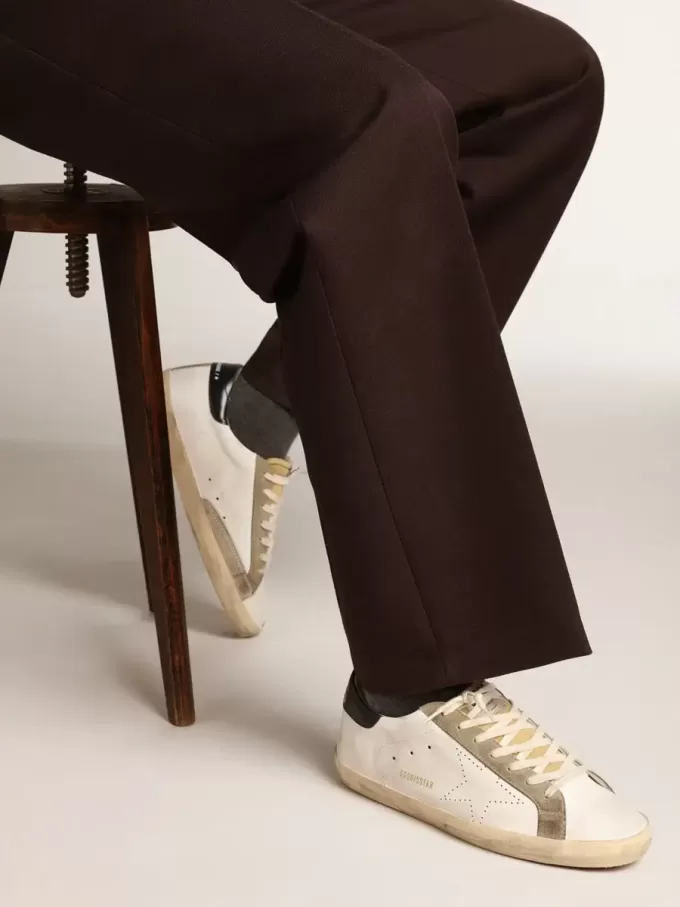 Herren-Superstar mit perforiertem Stern und blauer Fersenlasche Herren-Superstar mit perforiertem Stern und blauer Fersenlasche