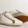 Herren-Superstar mit perforiertem Stern und blauer Fersenlasche Herren-Superstar mit perforiertem Stern und blauer Fersenlasche
