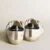 Herren-Superstar mit perforiertem Stern und blauer Fersenlasche Herren-Superstar mit perforiertem Stern und blauer Fersenlasche