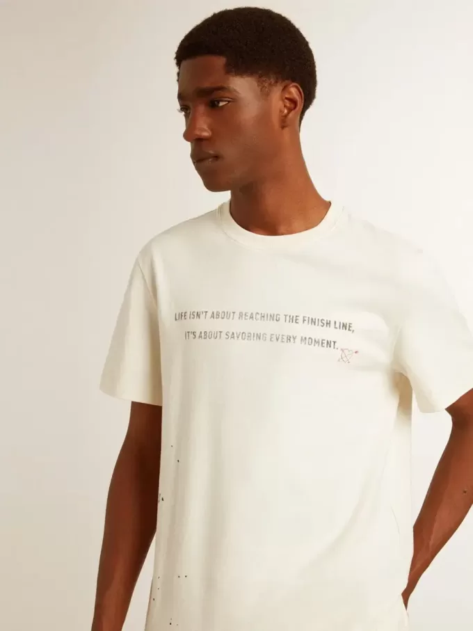 Herren-T-Shirt aus altweißer Baumwolle mit Print und Stickerei Herren-T-Shirt aus altweißer Baumwolle mit Print und Stickerei