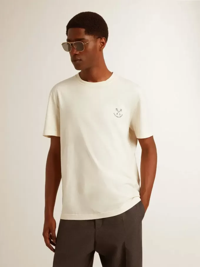 Herren-T-Shirt aus Baumwolle in Altweiß mit Aufdruck auf der Brust Herren-T-Shirt aus Baumwolle in Altweiß mit Aufdruck auf der Brust