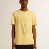 Herren-T-Shirt aus Baumwolle in Hellgelb mit verblasstem Schriftzug Herren-T-Shirt aus Baumwolle in Hellgelb mit verblasstem Schriftzug