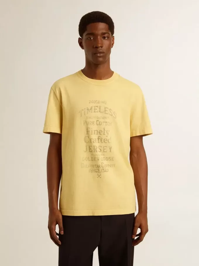 Herren-T-Shirt aus Baumwolle in Hellgelb mit verblasstem Schriftzug Herren-T-Shirt aus Baumwolle in Hellgelb mit verblasstem Schriftzug