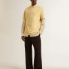 Herren-T-Shirt aus Baumwolle in Hellgelb mit verblasstem Schriftzug Herren-T-Shirt aus Baumwolle in Hellgelb mit verblasstem Schriftzug