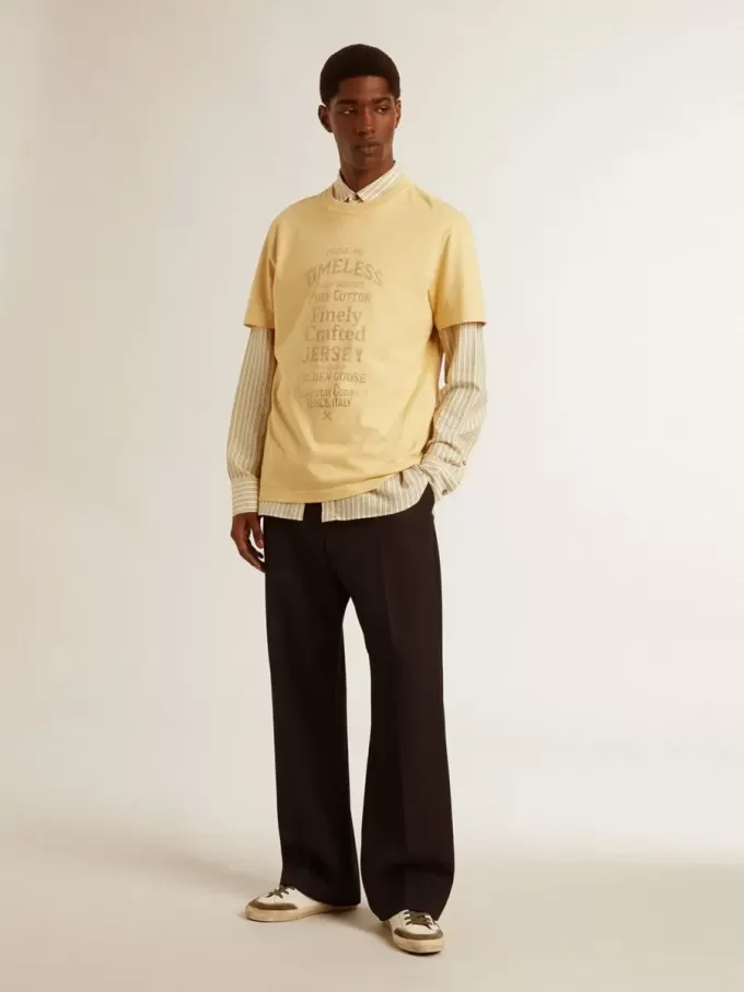 Herren-T-Shirt aus Baumwolle in Hellgelb mit verblasstem Schriftzug Herren-T-Shirt aus Baumwolle in Hellgelb mit verblasstem Schriftzug
