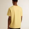 Herren-T-Shirt aus Baumwolle in Hellgelb mit verblasstem Schriftzug Herren-T-Shirt aus Baumwolle in Hellgelb mit verblasstem Schriftzug