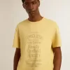 Herren-T-Shirt aus Baumwolle in Hellgelb mit verblasstem Schriftzug Herren-T-Shirt aus Baumwolle in Hellgelb mit verblasstem Schriftzug
