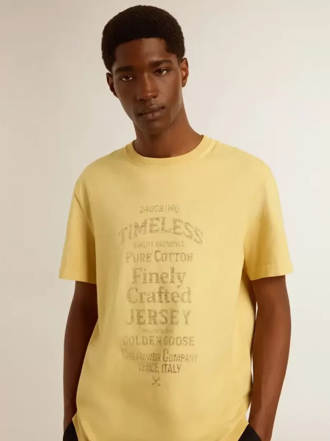 Herren-T-Shirt aus Baumwolle in Hellgelb mit verblasstem Schriftzug Herren-T-Shirt aus Baumwolle in Hellgelb mit verblasstem Schriftzug