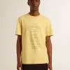 Herren-T-Shirt aus Baumwolle in Hellgelb mit verblasstem Schriftzug Herren-T-Shirt aus Baumwolle in Hellgelb mit verblasstem Schriftzug